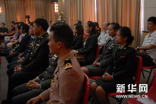 华侨大学学生与中央媒体畅聊称学好汉语不吃亏