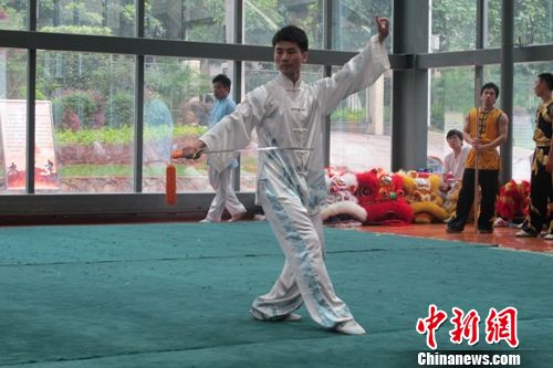 组图:龙狮文化吸引暨南大学华裔学子