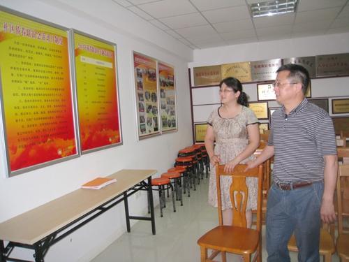 江苏省无锡市侨办官员考察指导社区侨务工作