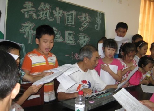 浙江衢州柯城区七旬老归侨教青少年学唱社区歌