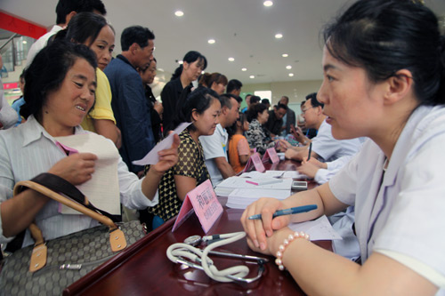 甘肃庆阳市外侨办组织送温暖医疗队开展义诊服务