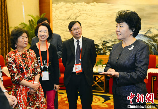 裘援平会见第12届世界华商大会广东侨商会代表团