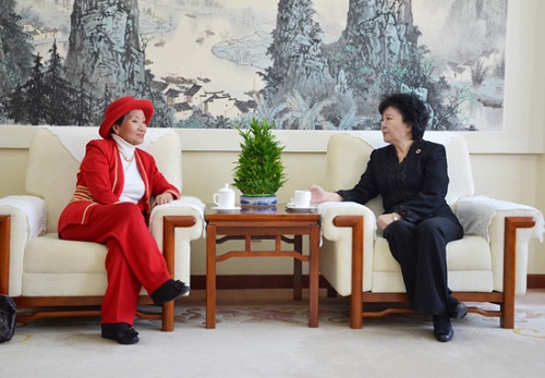 裘援平会见美国首位华人女市长冀共促中美友好