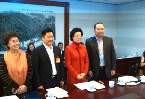 “侨代会”黑龙江代表团捐资助学献爱心