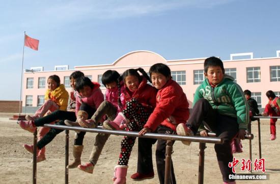 探访甘肃侨爱学校:手摇铃铛成记忆图书室受欢迎