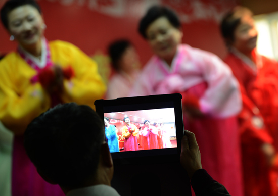 北京侨校校友会举行联谊会老归侨献艺迎新春