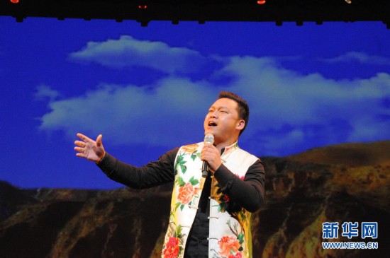 新华网 朱永磊 摄图为当今最杰出的二胡演奏家,国家一级演员陈军和