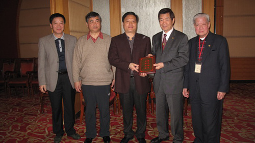 香港五邑工商总会访广东开平了解教育发展情况